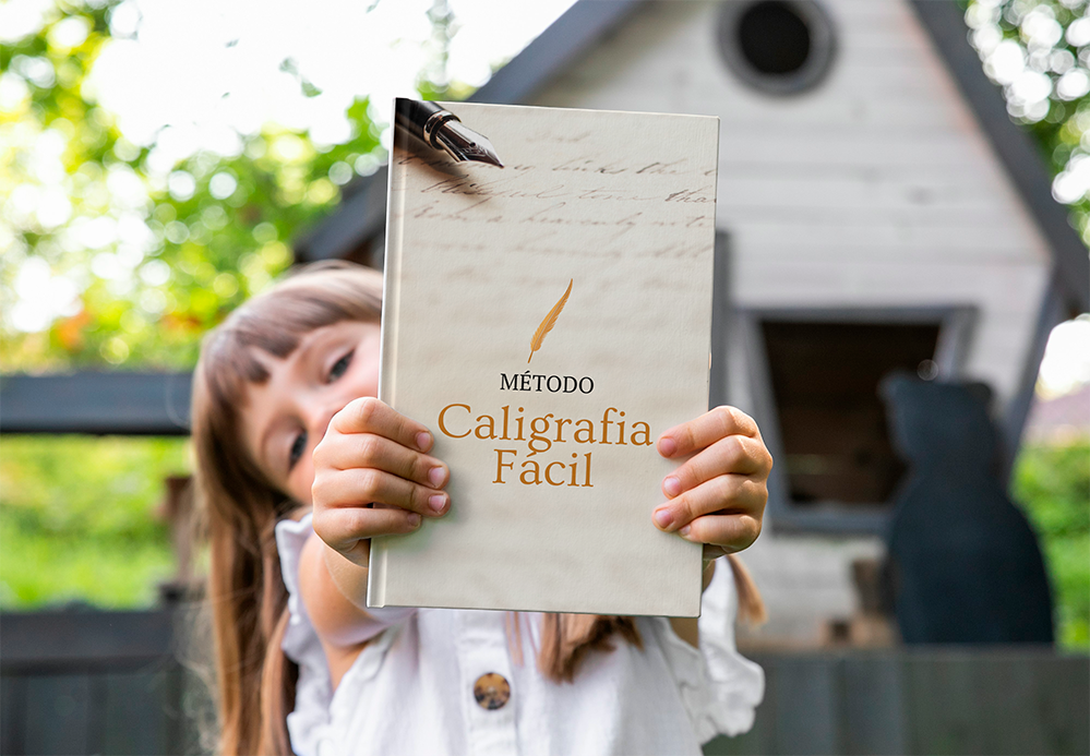 Criança com caderno de caligrafia